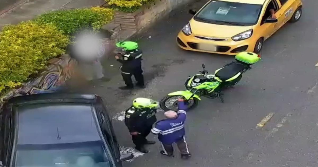 Foto del operativo de la Policía que frustró el robo de carro cargado con mercancía en Molinos, al sur de Bogotá.
