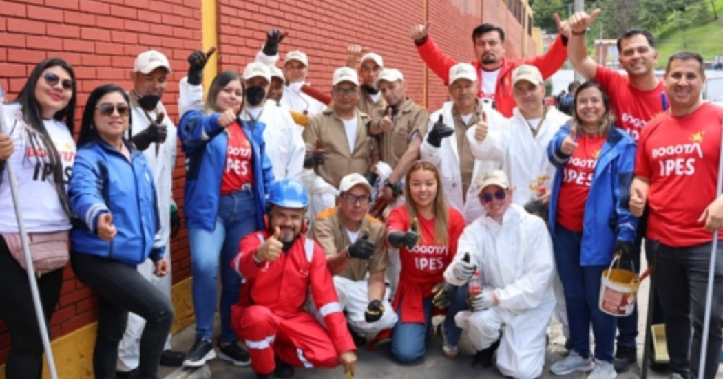 Foto de personas privados de la libertad durante jornada de embellecimiento de la Plaza Distrital de Mercado del 20 Julio en Bogotá.