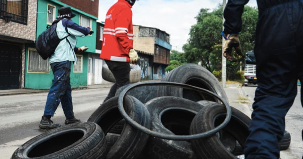 Imagen de recolección de 250 llantas durante operativo espacio público Tunjuelito en Bogotá.