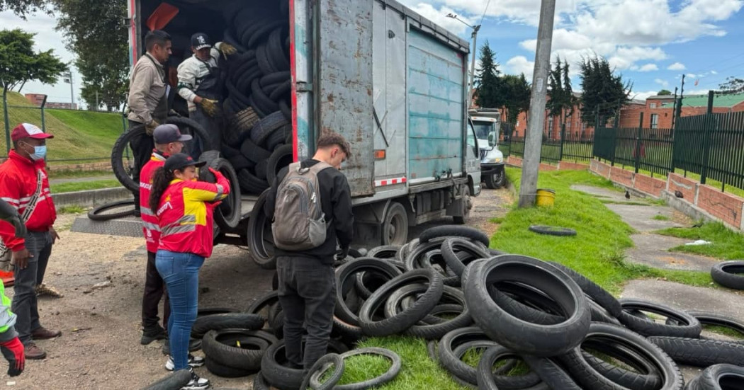Foto de la jornada de 'Llantatón' con el retiro de 444 llantas de las calles de San Cristóbal, al oriente de Bogotá.