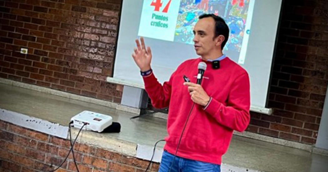 Imagen de un funcionario de la alcaldía de Suba hablando