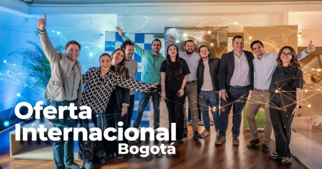 Foto de un grupo de jóvenes en un encuentro académico en Bogotá.