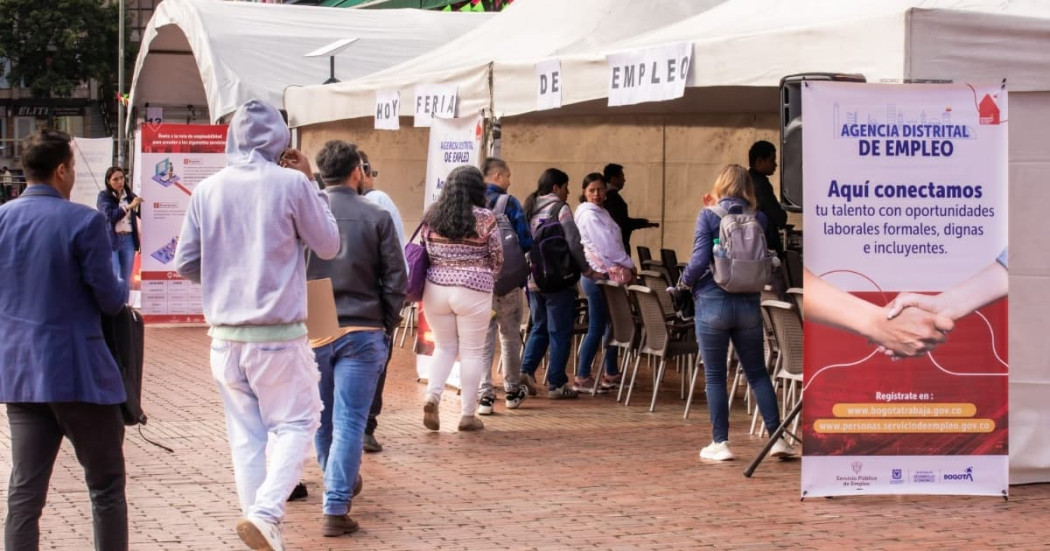 Foto de bogotanos y bogotanos en una feria de empleo en Bogotá.