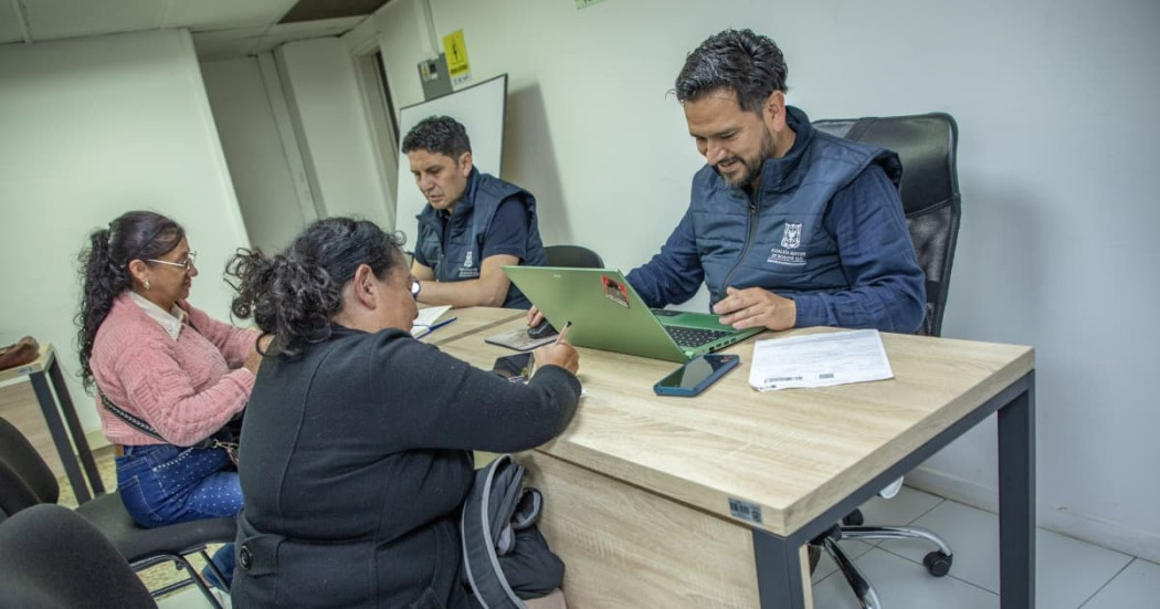 Foto de bogotanos y bogotanas accediendo a servicios de la Agencia Distrital de Empleo en Bogotá.