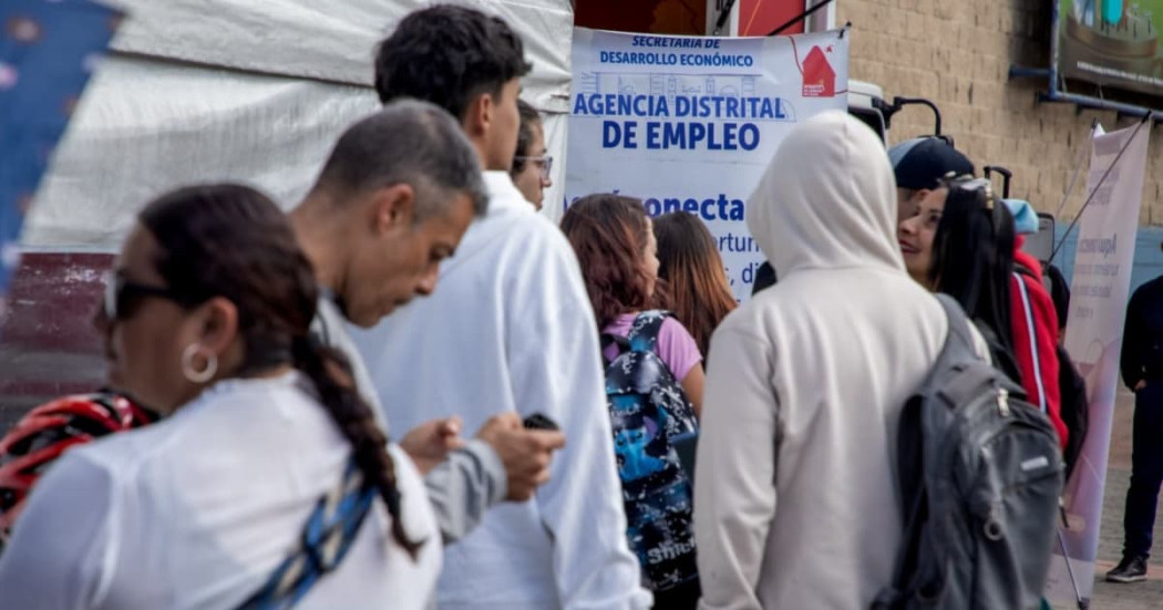 Foto de bogotanos y bogotanas accediendo a servicios de la Agencia Distrital de Empleo.