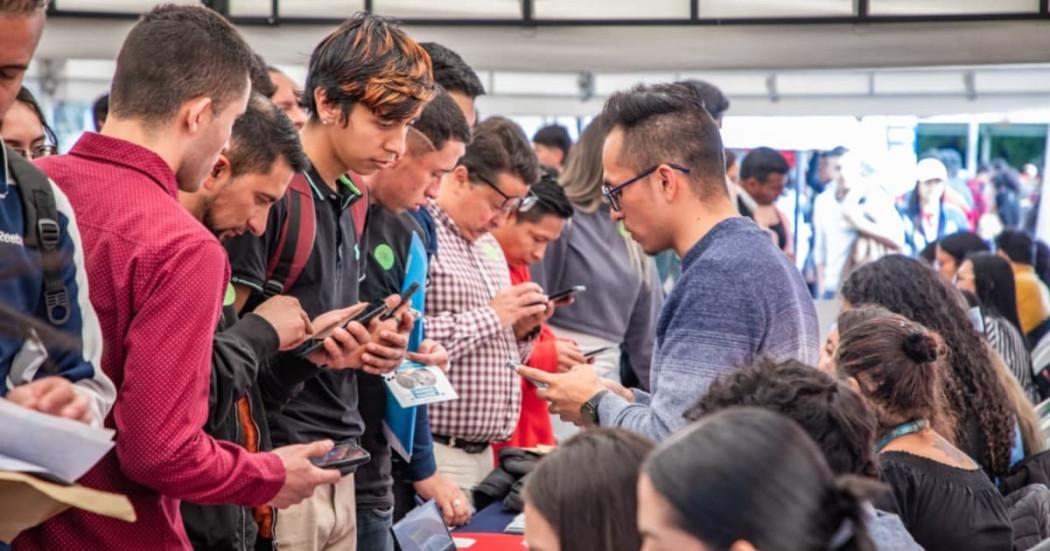 Foto de bogotanos y bogotanas asistentes a una Feria de Empleo en Bogotá.
