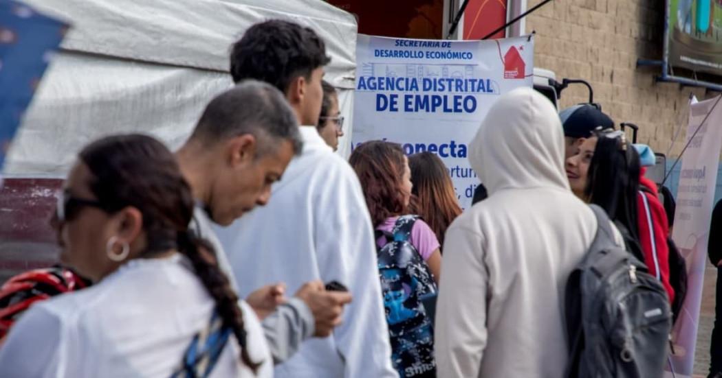 Foto de bogotanos y bogotanas accediendo a servicios de la Agencia Distrital de Empleo.
