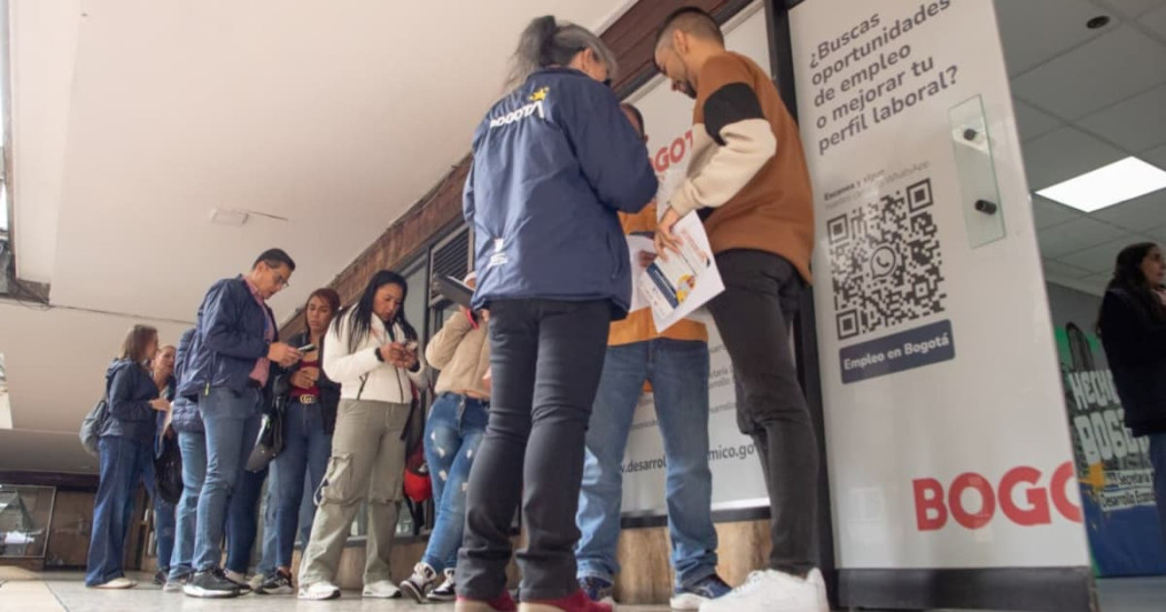 Foto de bogotanos y bogotanas accediendo a la sede de la Agencia Distrital de Empleo en Bogotá.