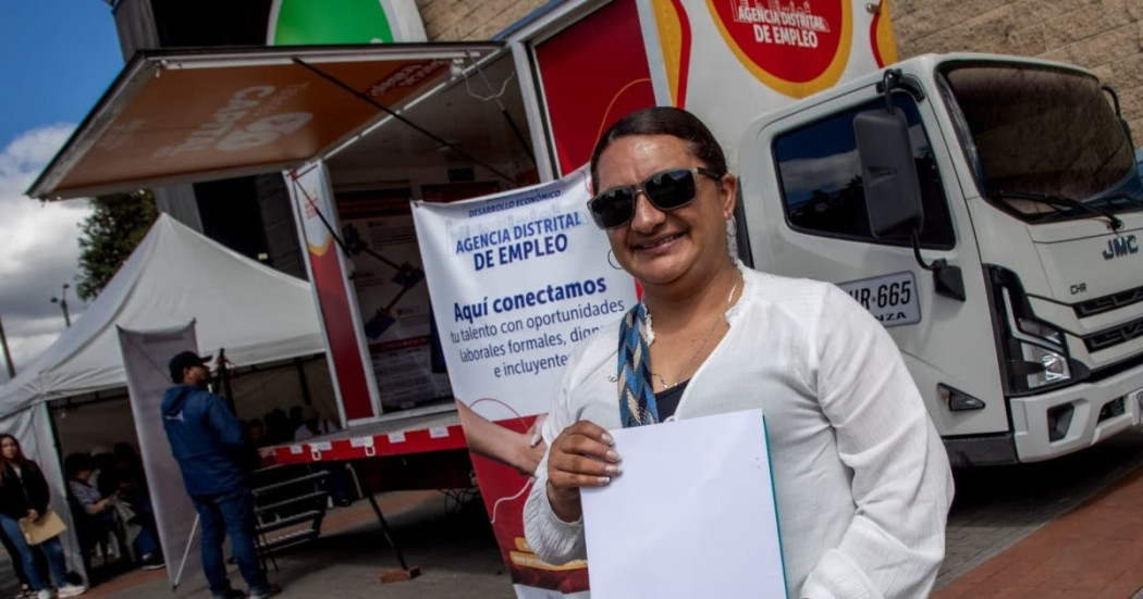 Foto de una bogotana accediendo a servios de la Unidad Móvil de la Agencia Distrital de Empleo.