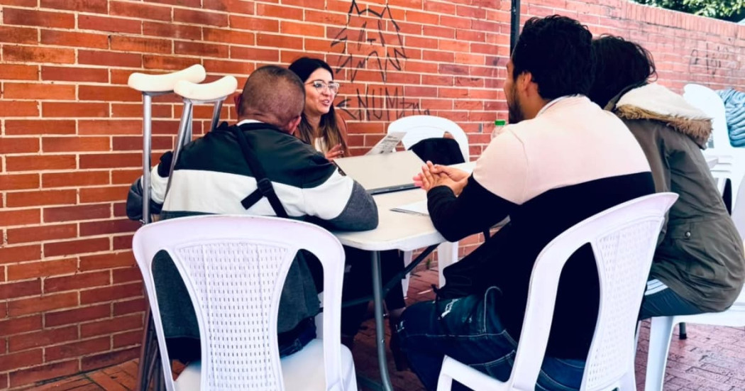 Foto de personas con discapacidad en Feria de Empleo en Usme, al sur de Bogotá.