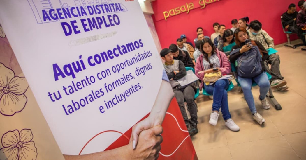 Foto de bogotanos y bogotanas accediendo a servicios de la Agencia Distrital de Empleo en Bogotá.