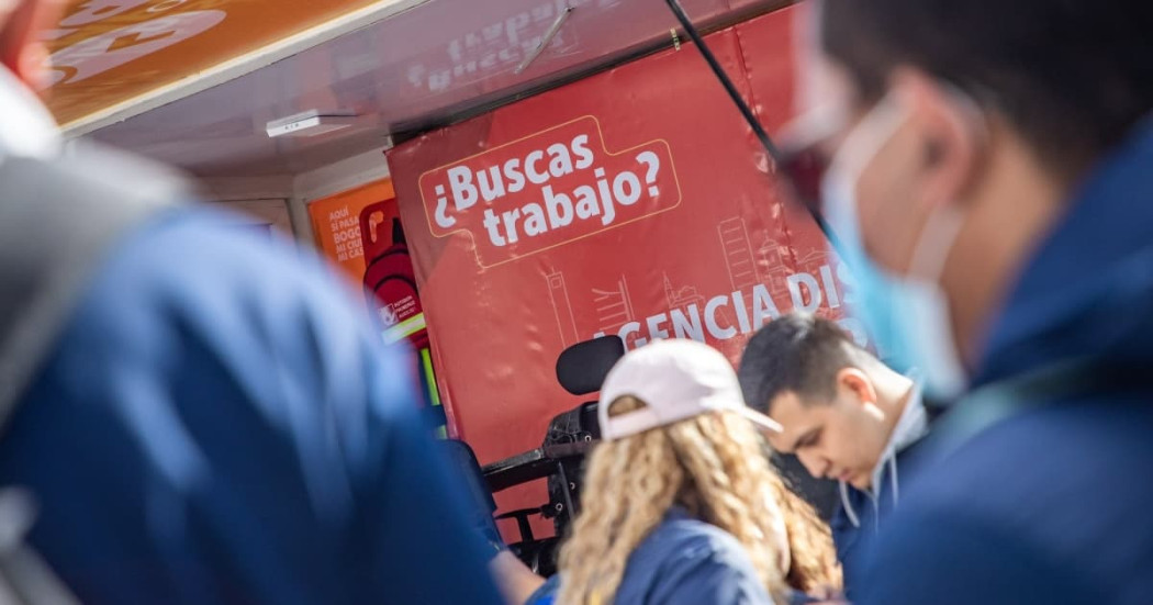 Foto de bogotanos y bogotanas asistentes a una de las Ferias de Empleo de 'Talento Capital' en Bogotá.