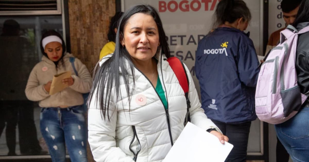 Foto de una bogotana accediendo a servios de la Agencia de Empleo de Bogotá.