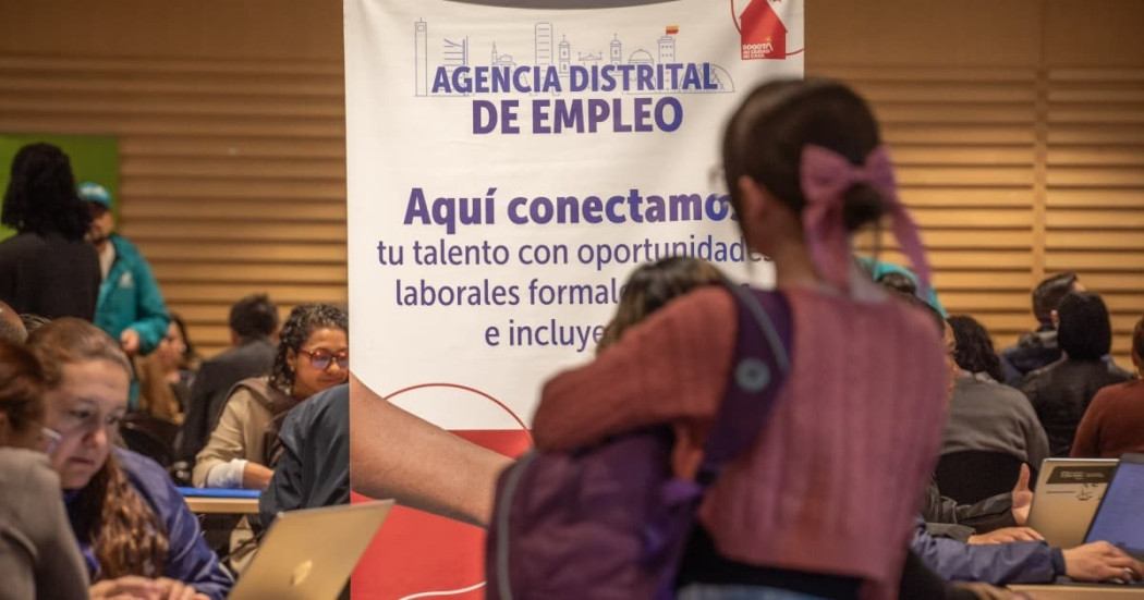 Foto de bogotanos y bogotanas accediendo a la sede de la Agencia Distrital de Empleo en Bogotá.