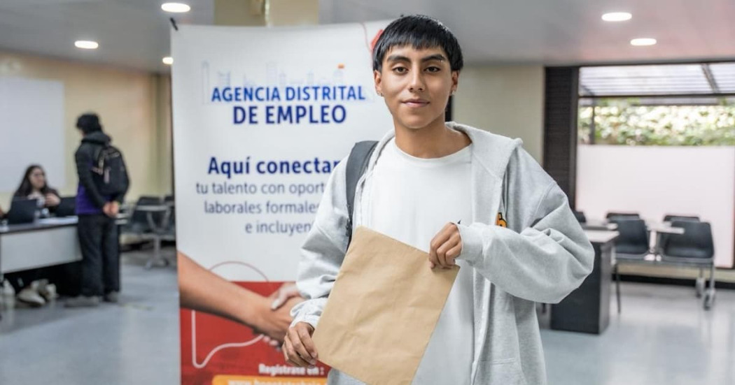 Foto de un joven bogotano accediendo a servicios de la Unidad Móvil de Empleo.