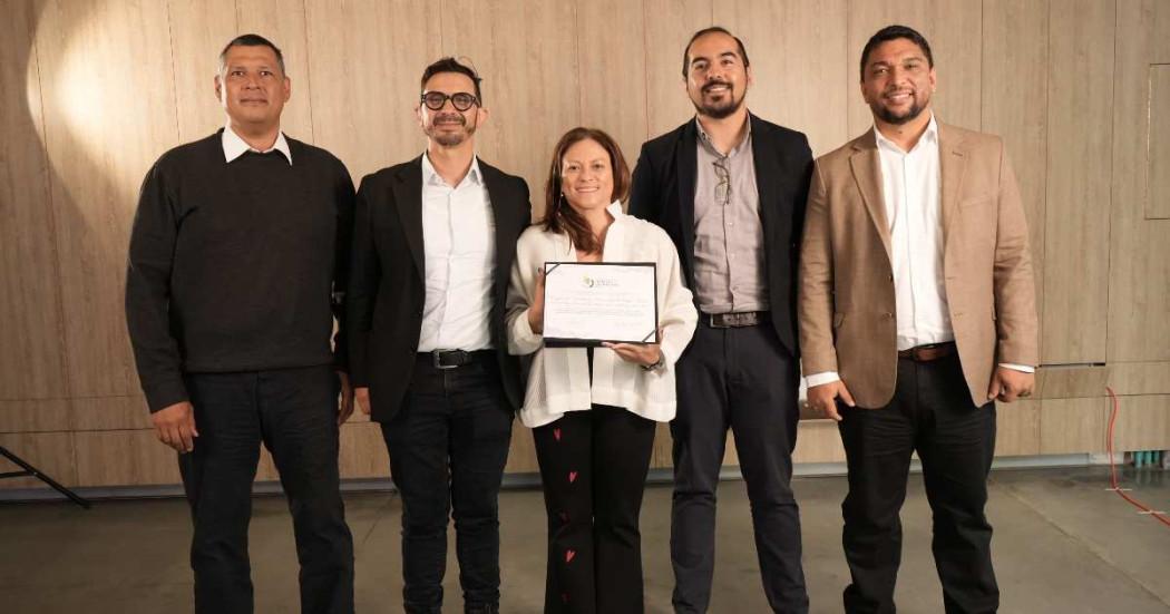 Foto que la entrega del reconocimiento a la gerente de la Empresa de Acueducto y Alcantarillado de Bogotá (EAAB), Natasha Avendaño e integrantes de su equipo.