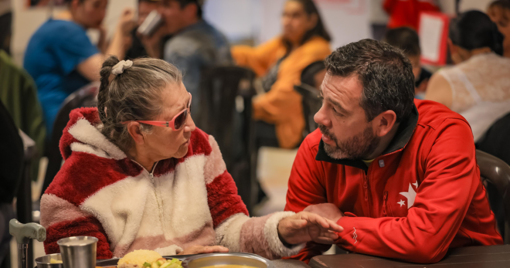 Imagen de Carlos Fernando Galán hablando con una señora