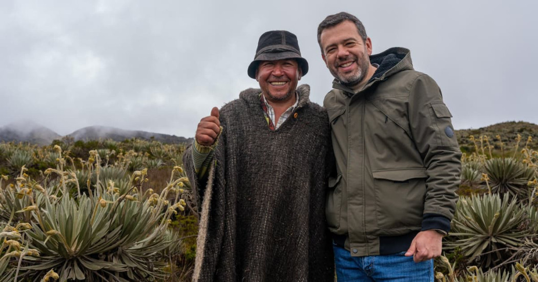 Alcalde Carlos Fernando Galán junto a Ángel Gómez en páramo de Sumapaz entre frailejones