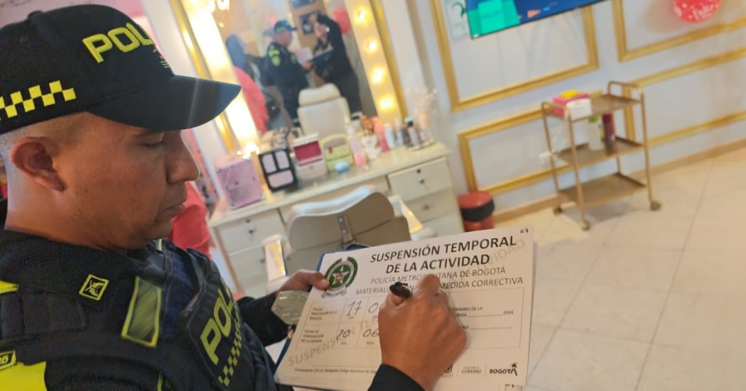Agente policial impone suspensión temporal de actividad en establecimiento de belleza inspeccionado en la localidad de Puente Aranda, Bogotá