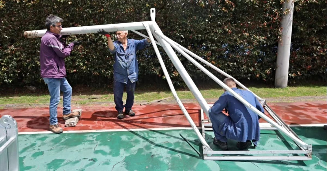 Trabajadores instalan estructura metálica en parque de la urbanización Sabana Larga de Usaquén.