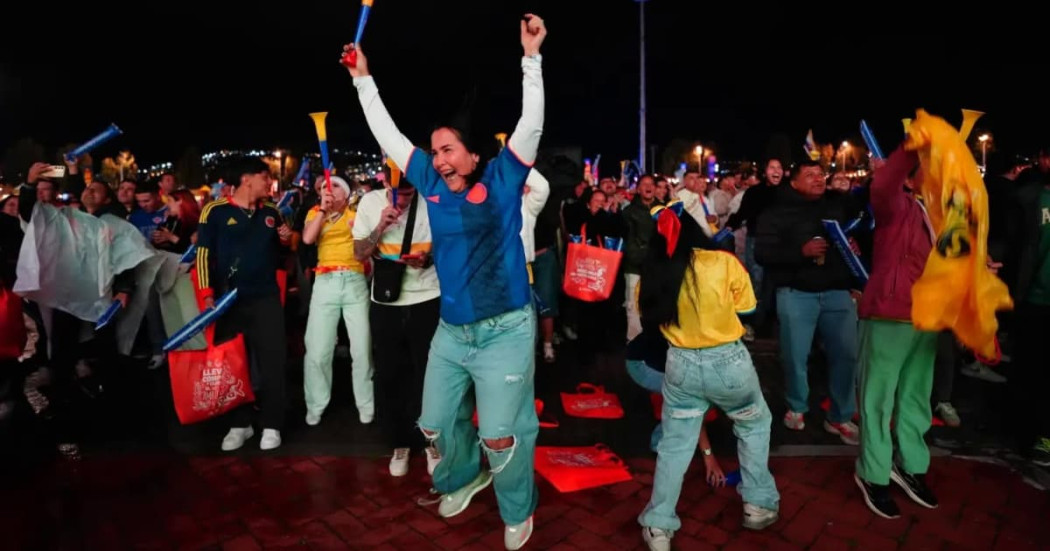 Aficionados celebran partido de Colombia en fanzone de Bogotá con banderas y vuvuzelas