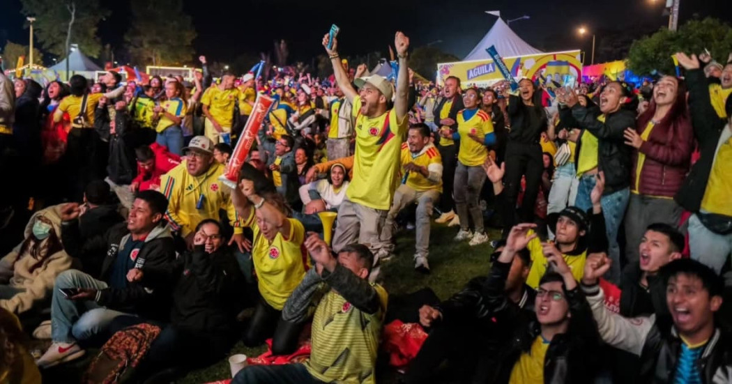 Aficionados celebran partido de Colombia en fanzone de Bogotá con pantallas gigantes distritales