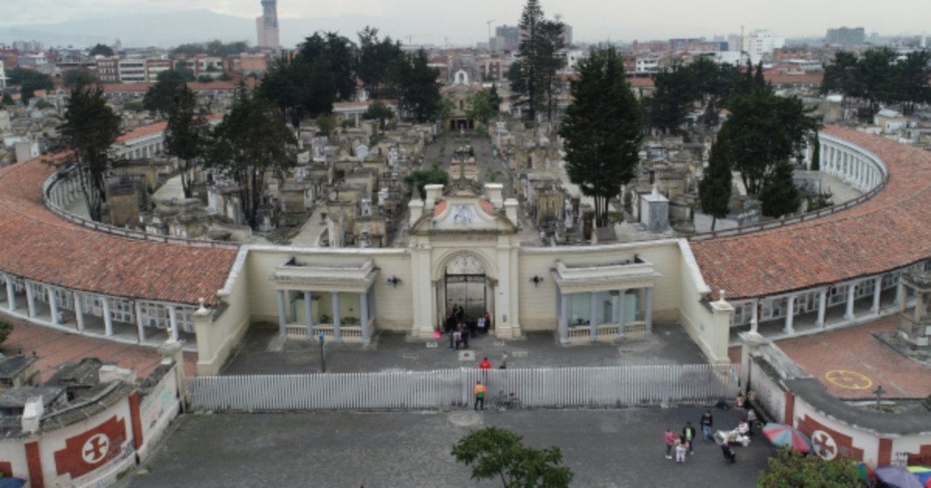 Foto panorámica de un cementerio 