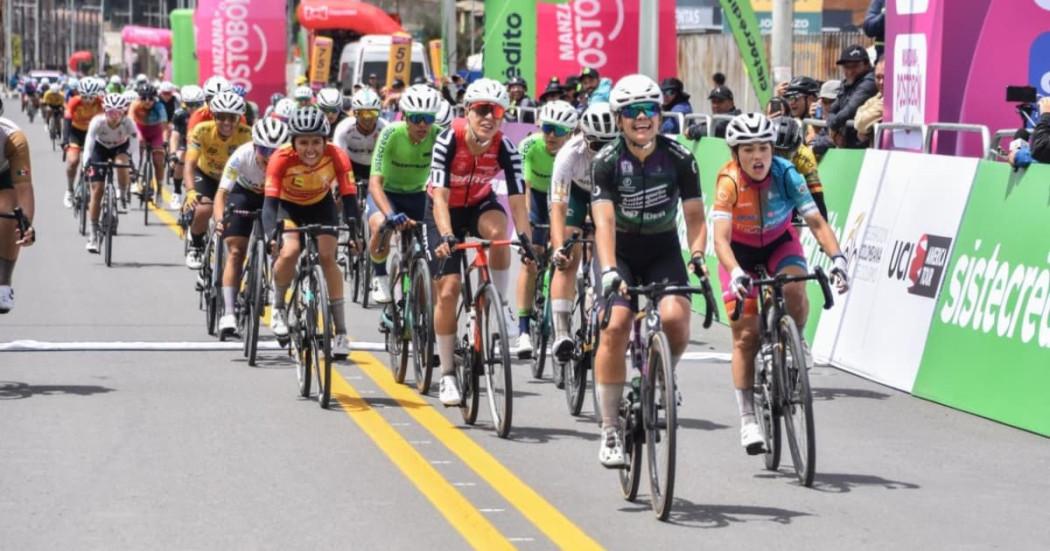 Ciclistas compiten en pelotón durante primera etapa de la Vuelta Colombia Femenina 2026