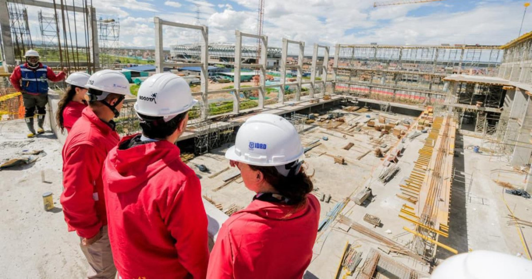 Funcionarios del IDRD viendo los avances de la obra 