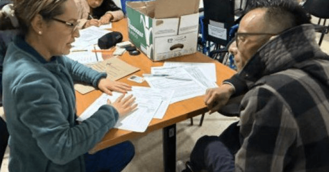 Imagen de una funcionaria hablando con una persona con discapacidad