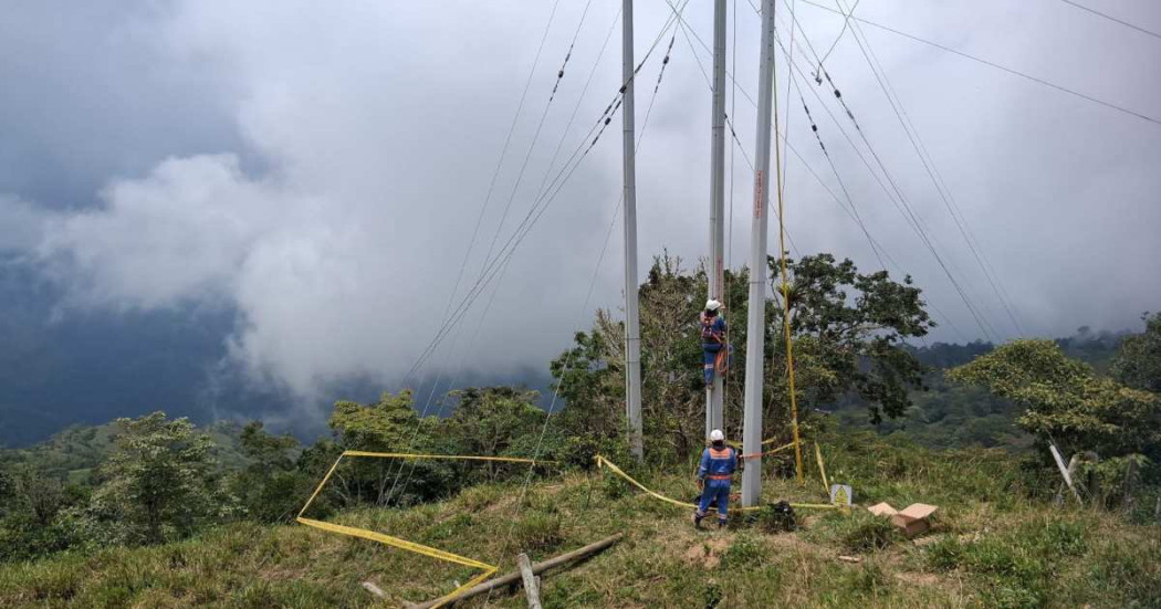 Foto que muestra personas con el uniforme de Enel Colombia realizando labores de mantenimiento