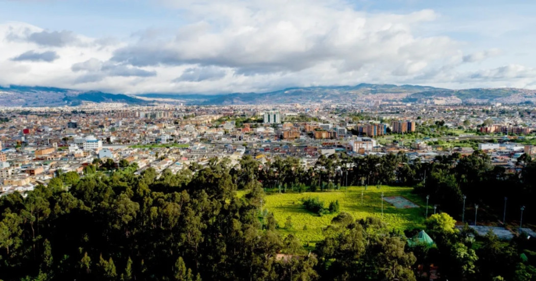 Foto panorámica de Bogotá que muestra árboles y edificios 