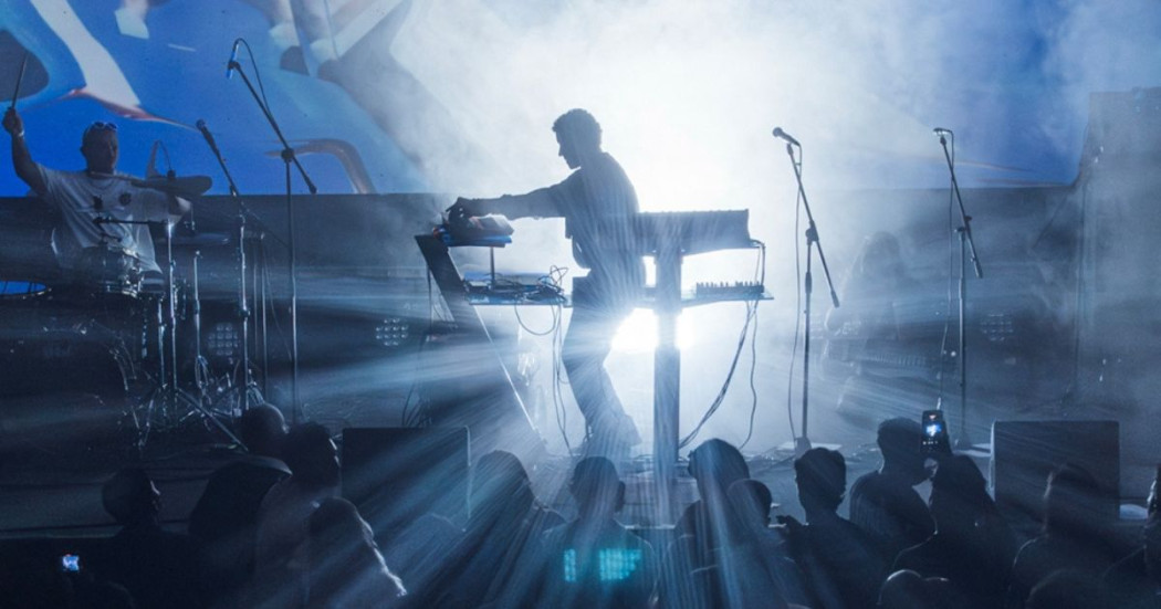 Imagen de una persona tocando consola de música en vivo