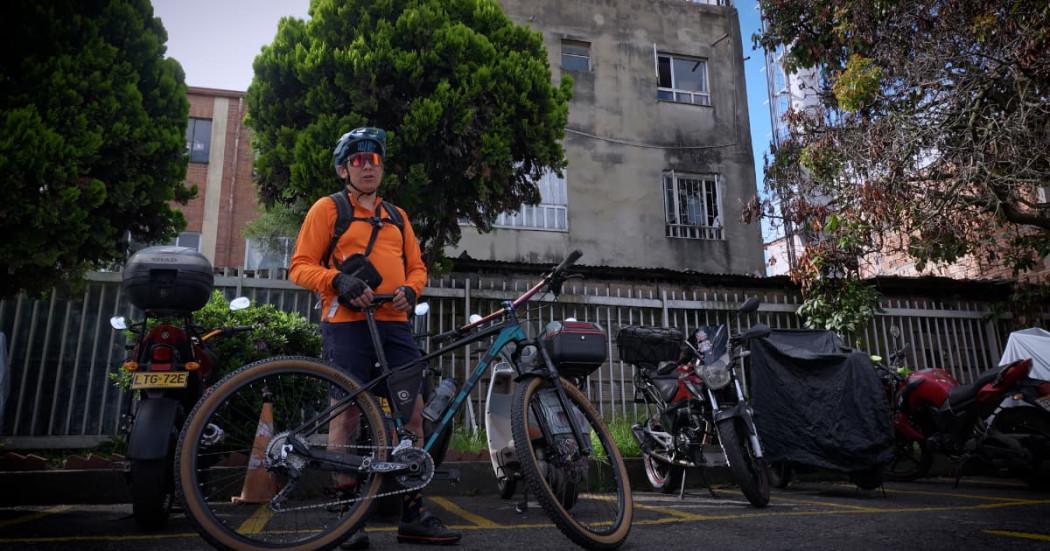 Miguel, hombre cuya bicicleta fue robada y recuperada por la Policía, posando con su bicicleta.