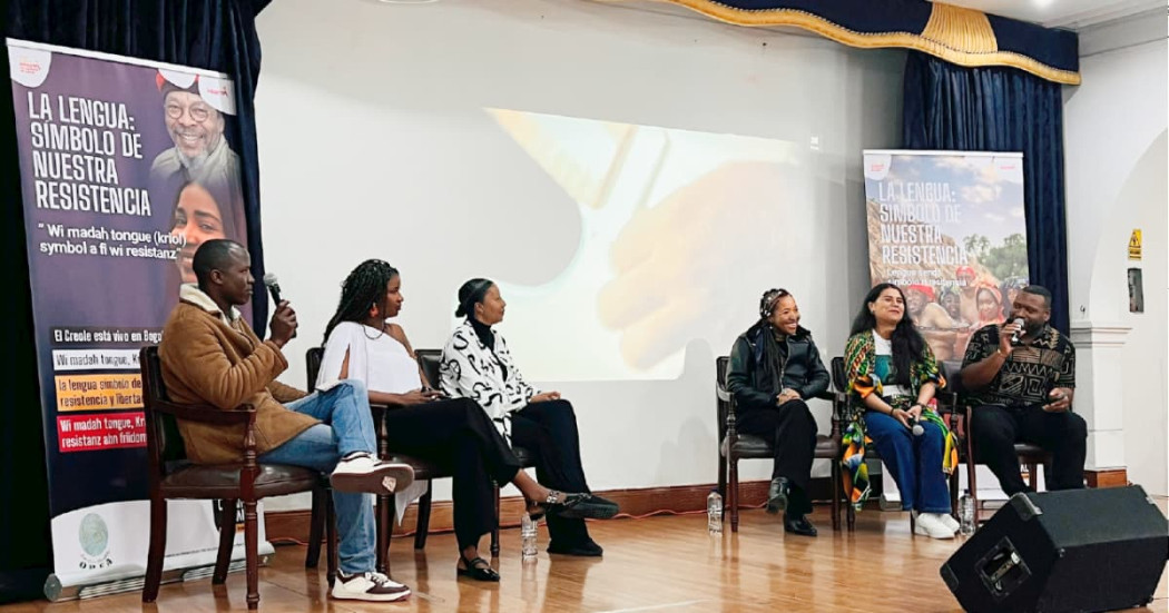 Participantes durante conversatorio sobre lenguas propias.