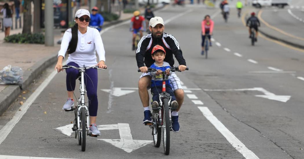Personas en Bogotá montan bicicleta en Ciclovía con familias y niños