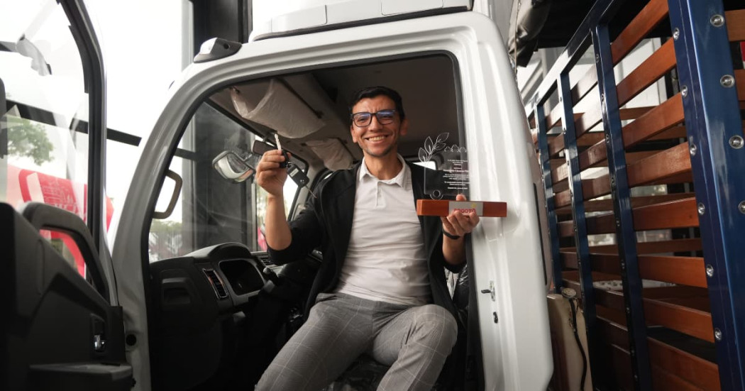 Fernando Cáceres dentro de camión de carga recibe llaves tras renovación vehicular del programa Foncarga en Bogotá.