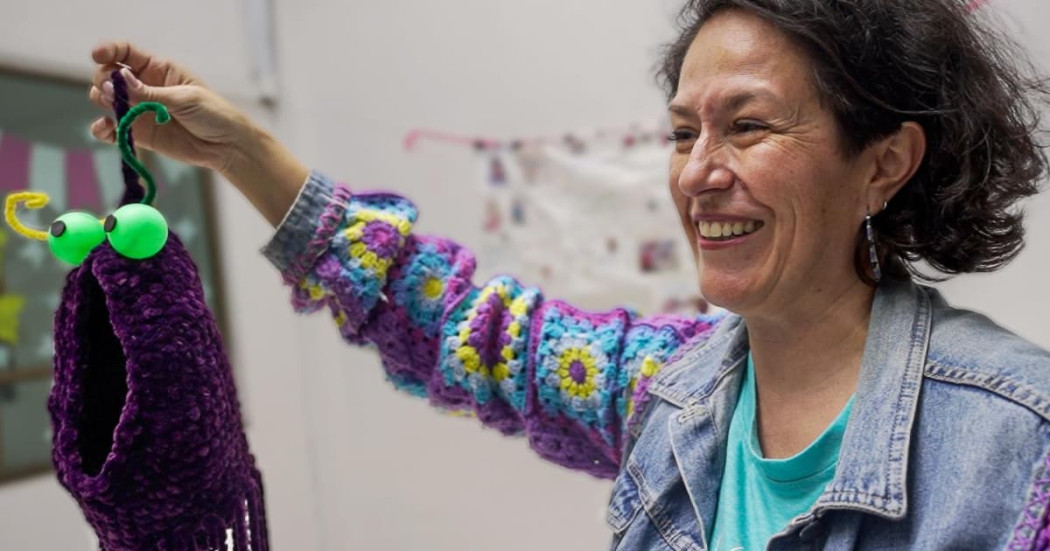 Mujer con un producto de su emprendimiento.