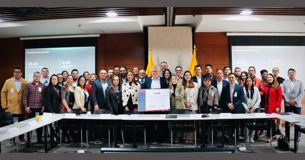Fotografía del equipo de Bogotá y de Karspersky posa para la foto tras la firma de la alianza