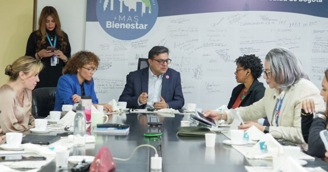 Foto del secretario de Salud hablando con otros funcionarios del sector salud 