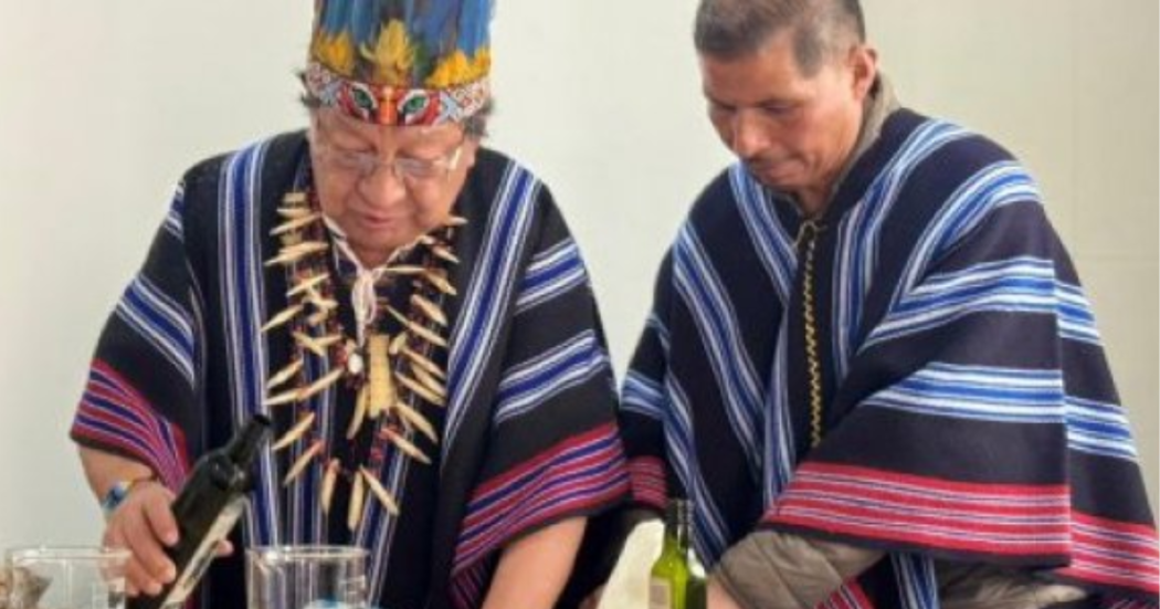 Fotos de dos personas de una comunidad indígena 