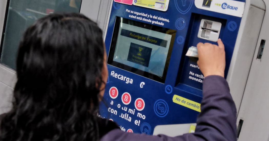 Imagen de operaria recargando la tarjeta tu llave