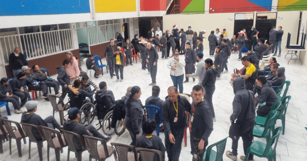Imagen de varias personas en condición de discapacidad en un patio