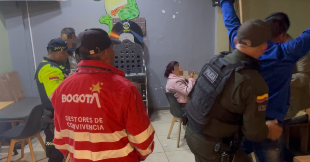 Gestor de Convivencia y uniformado de la Policía durante operativo.