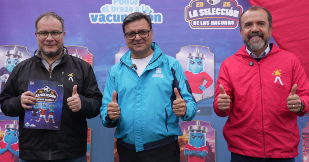 Foto de tres funcionarios del sector salud.