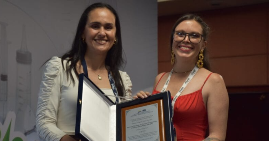 Foto de dos mujeres con un reconocimiento 