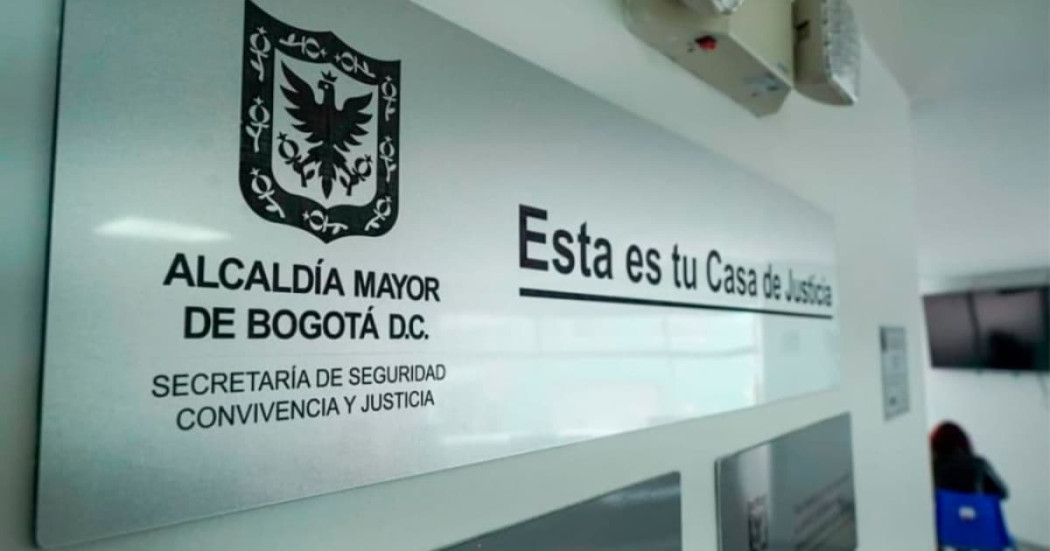 Aviso en el que se lee: "Alcaldía Mayor de Bogotá. Secretaría de Seguridad, Convivencia y Justicia. Esta es tu Casa de Justicia".