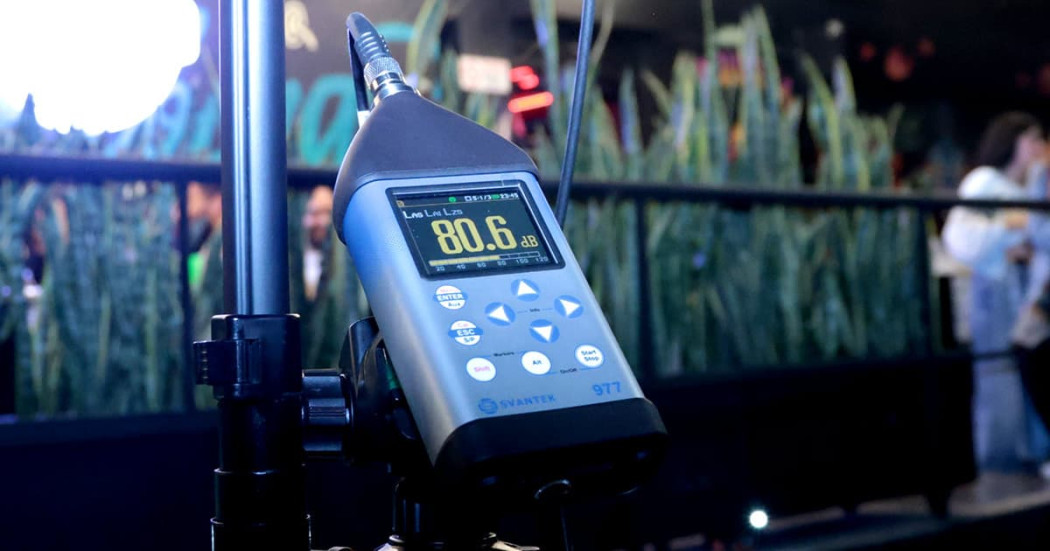 Sonómetro digital midiendo 80.6 decibeles en bar nocturno de Bogotá