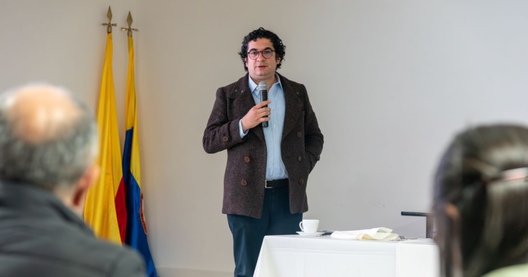 Imagen de Roberto Angulo, secretario de Integración Social, durante el encuentro