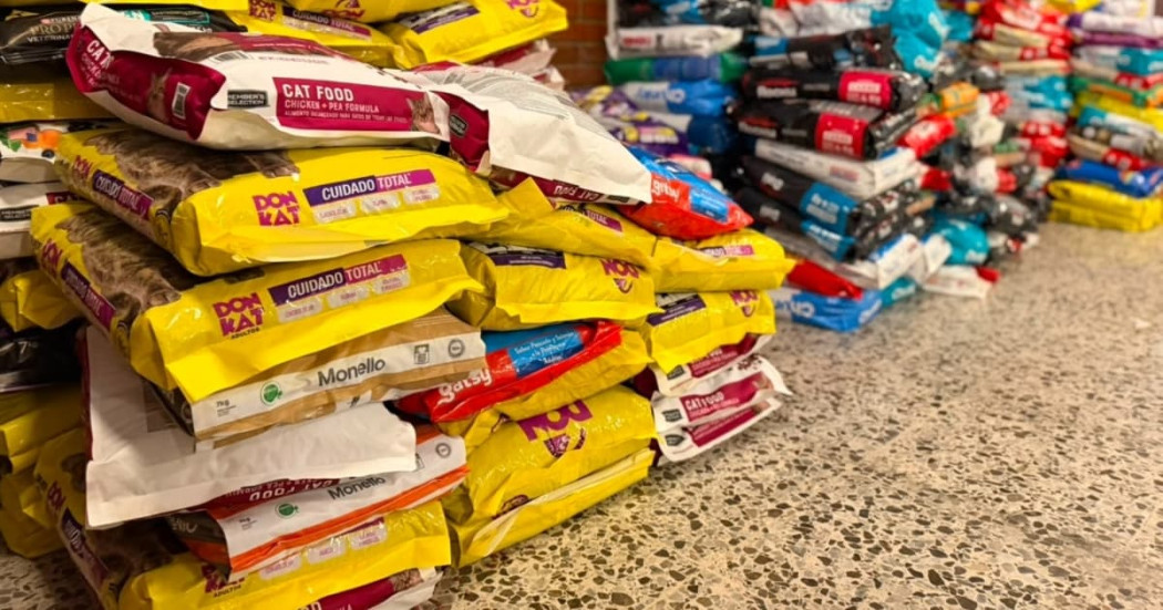 Apilamiento de alimentos concentrados para perros y gatos recolectados como ayuda humanitaria animal para Venezuela
